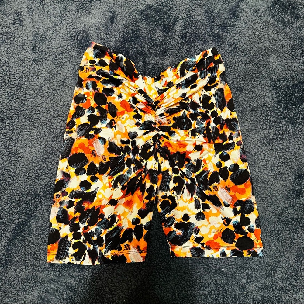 LiCi Fit Leopard Print V-Cut Scrunch Butt Athletic Shorts - M - Picture 4 of 5
